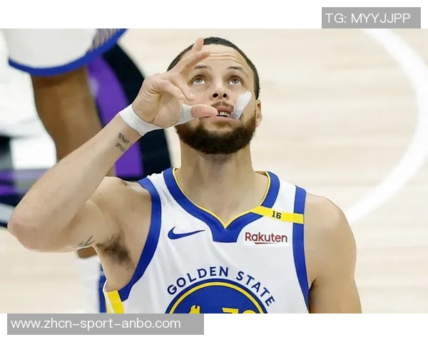 库里半场表现抢眼7投5中贡献14分2助攻三分球命中率高达60成为全队得分王 库里半场表现抢眼7投5中贡献14分2助攻三分球命中率高达60成为全队得分王