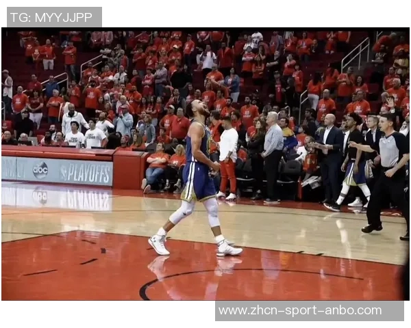 库里中场查看社媒恶评后下半场疯狂发力引发热议